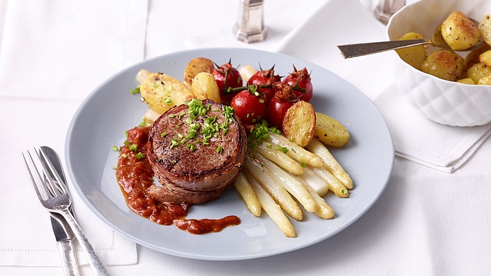 Rinderfilet im Baconmantel mit Spargel und Schmortomaten