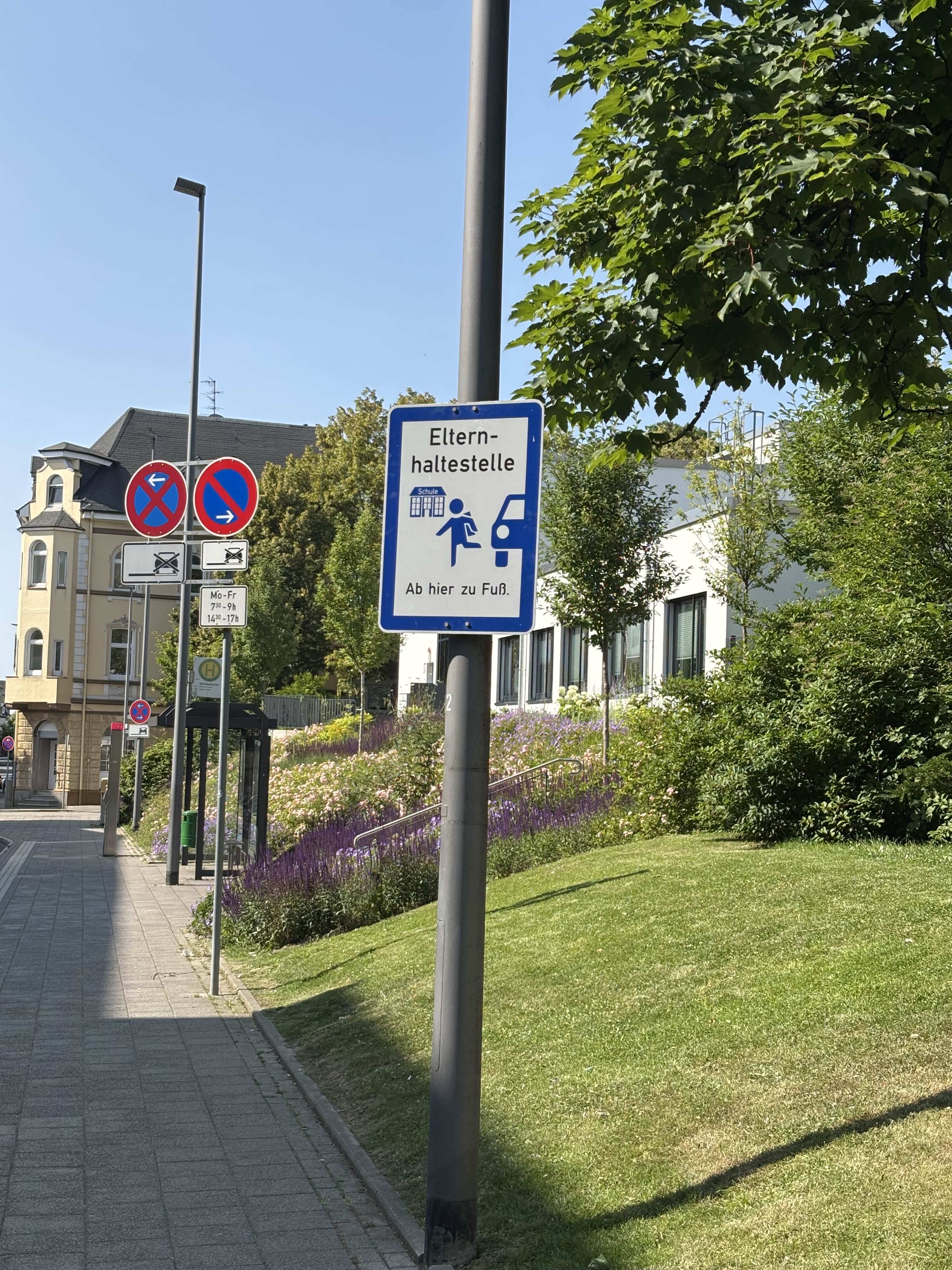 Auf Elterntaxis verzichten, damit gefährliche Situationen vor Schulbeginn vermieden werden können